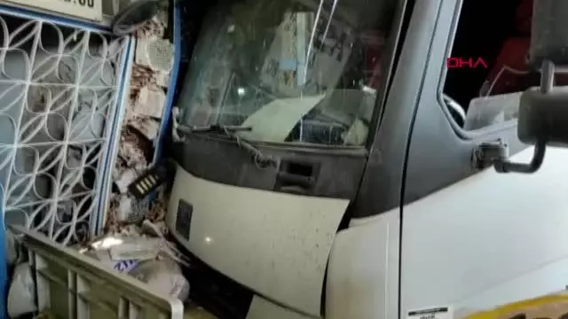 ŞOFÖRÜ UYUYAN TIR YEM BAYİSİNE DALDI