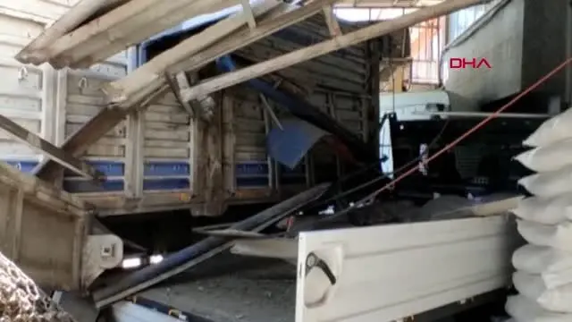 ŞOFÖRÜ UYUYAN TIR YEM BAYİSİNE DALDI