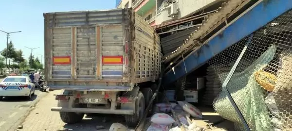 ŞOFÖRÜ UYUYAN TIR YEM BAYİSİNE DALDI