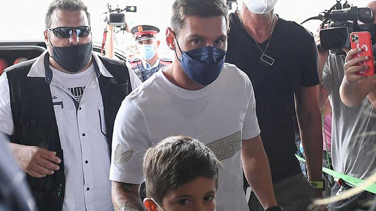 Son Dakika: Barcelona'dan ayrılan Lionel Messi, resmen PSG'de