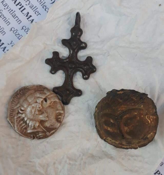 Son Dakika: Türkiye Cumhuriyeti'nde bir ilk! KOM tarafından yürütülen tarihi eser kaçakçılığı operasyonu başladı, 76 şüpheli yakalandı Son Dakika: Türkiye Cumhuriyeti'nde bir ilk! KOM tarafından yürütülen tarihi eser kaçakçılığı operasyonu başladı, 76 şüpheli yakalandı