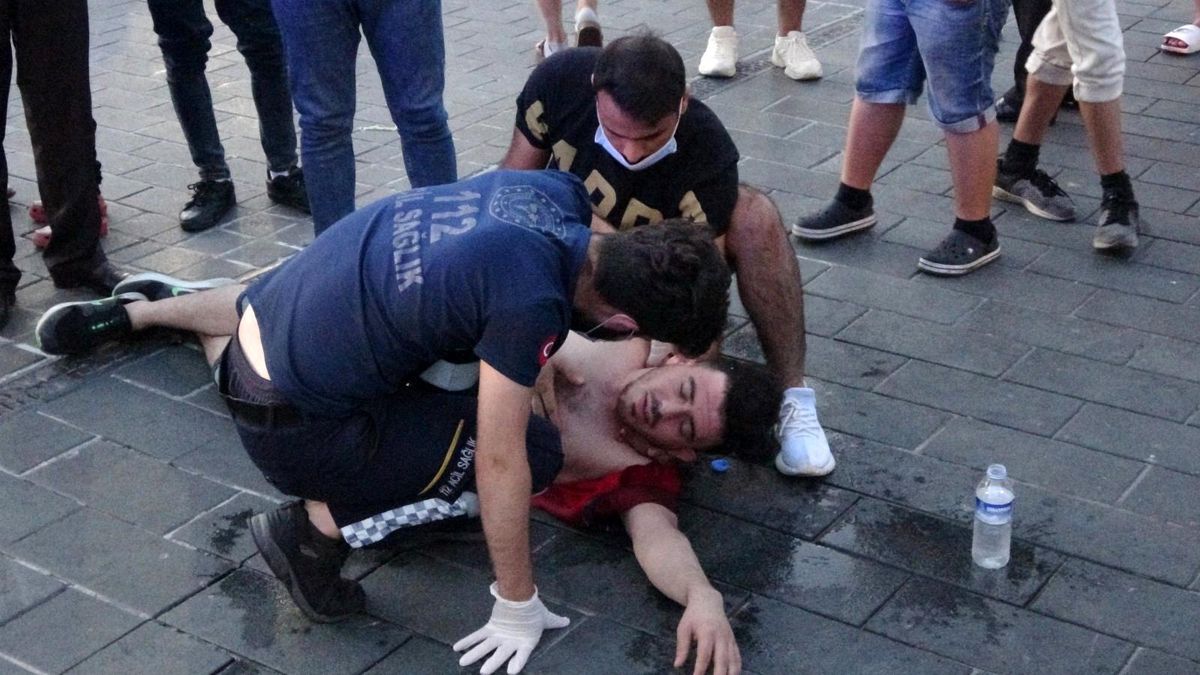 Taksim Meydanı'nda panik! Kalp hastası genç bir anda yere yığıldı