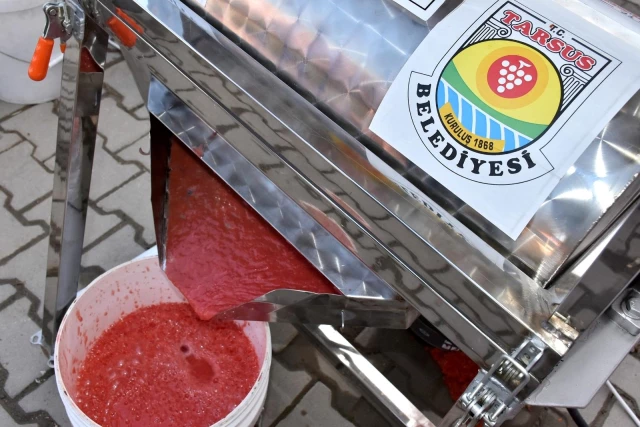 Tarsus Belediyesi'nden vatandaşlara üzüm sıkma ve salça makinası