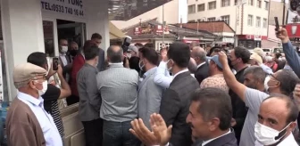 Vatandaşlara seslendiği sırada Akşener'e tepki gösteren bir kişi, alandan uzaklaştırıldı