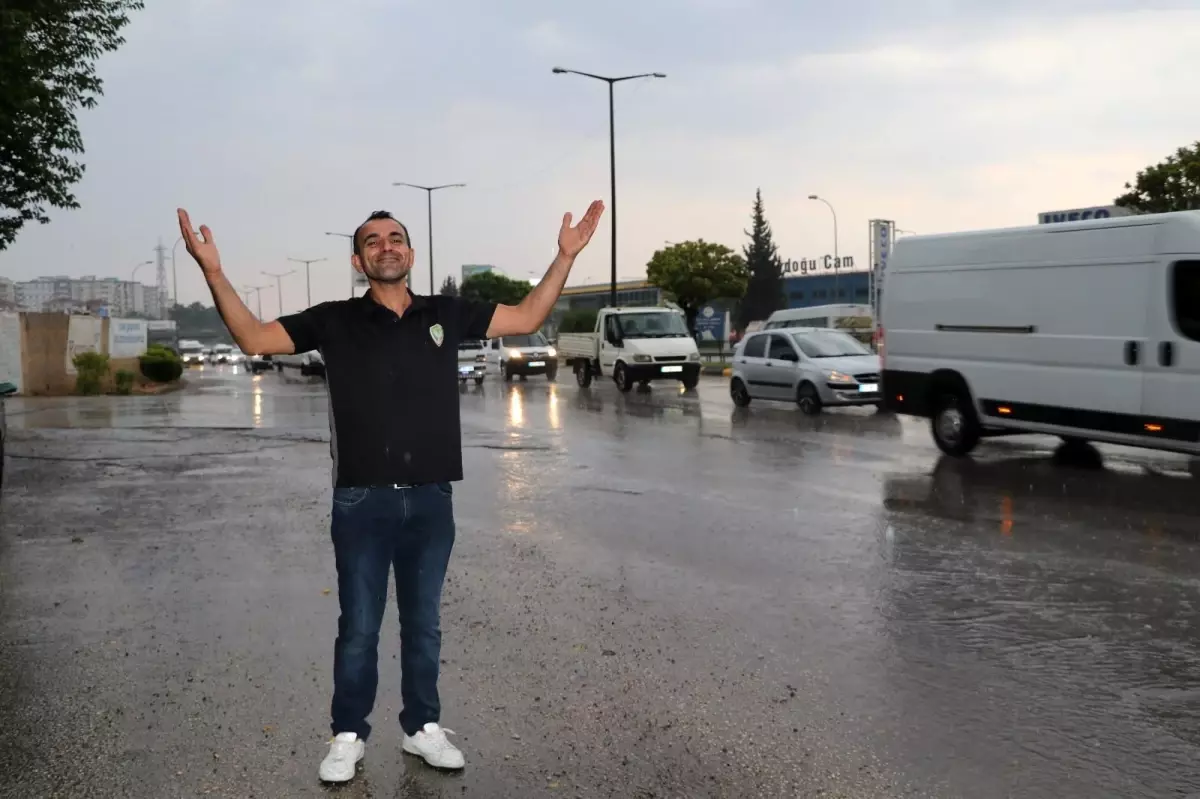 Yağan yağmura çocuklar gibi sevindi