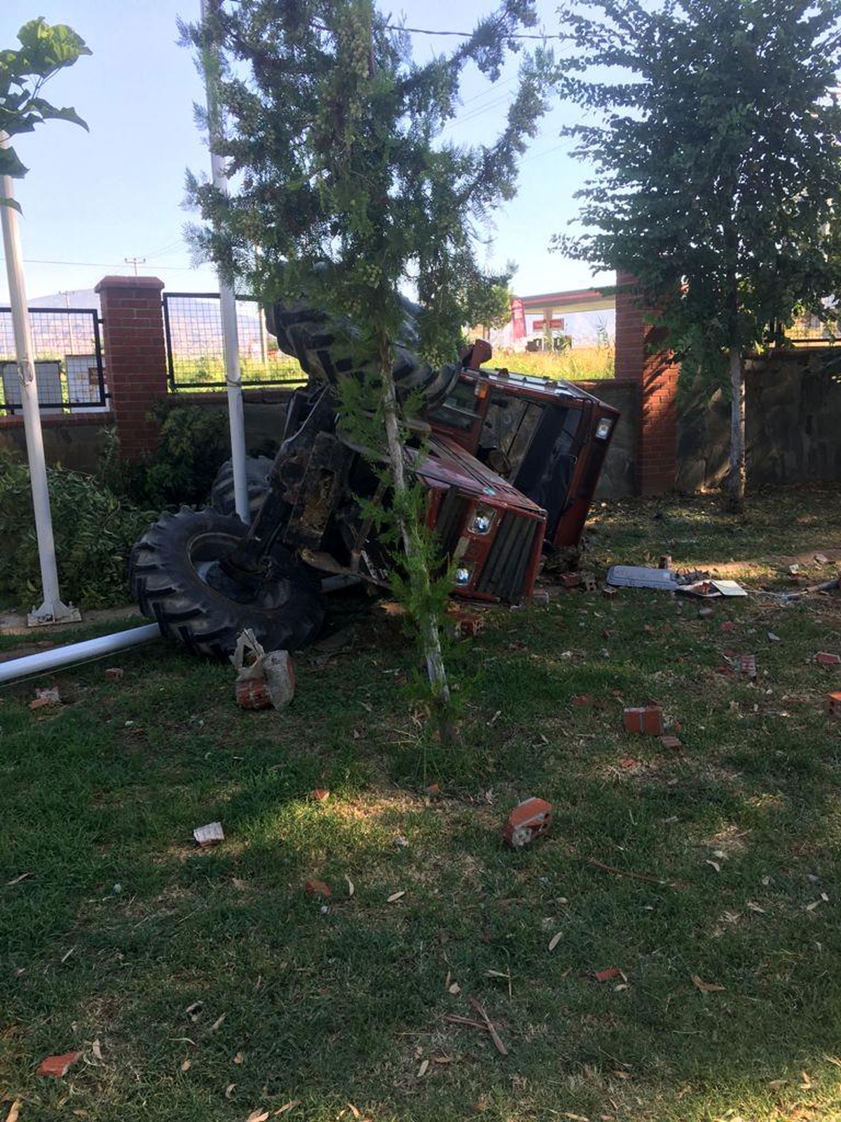 Yoldan çıkan traktör restoranın bahçesine devrildi - Vimarsana News