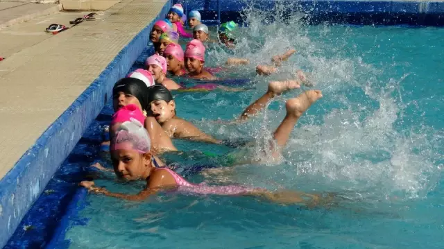 Yüzme Bilmeyen Kalmasın Projesi ile Hataylı çocuklar yüzme öğreniyor