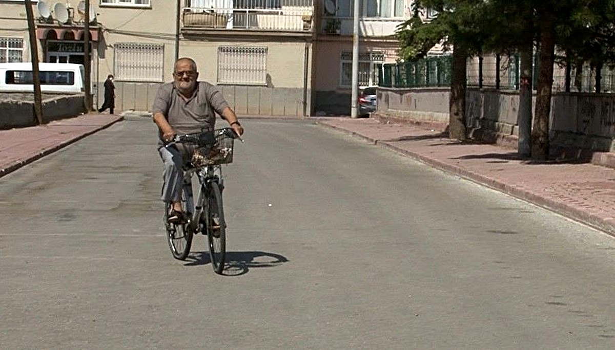 33 yıldır muhtarlık yaptığı mahallenin sokaklarını bisikletiyle geziyor - Vimarsana News