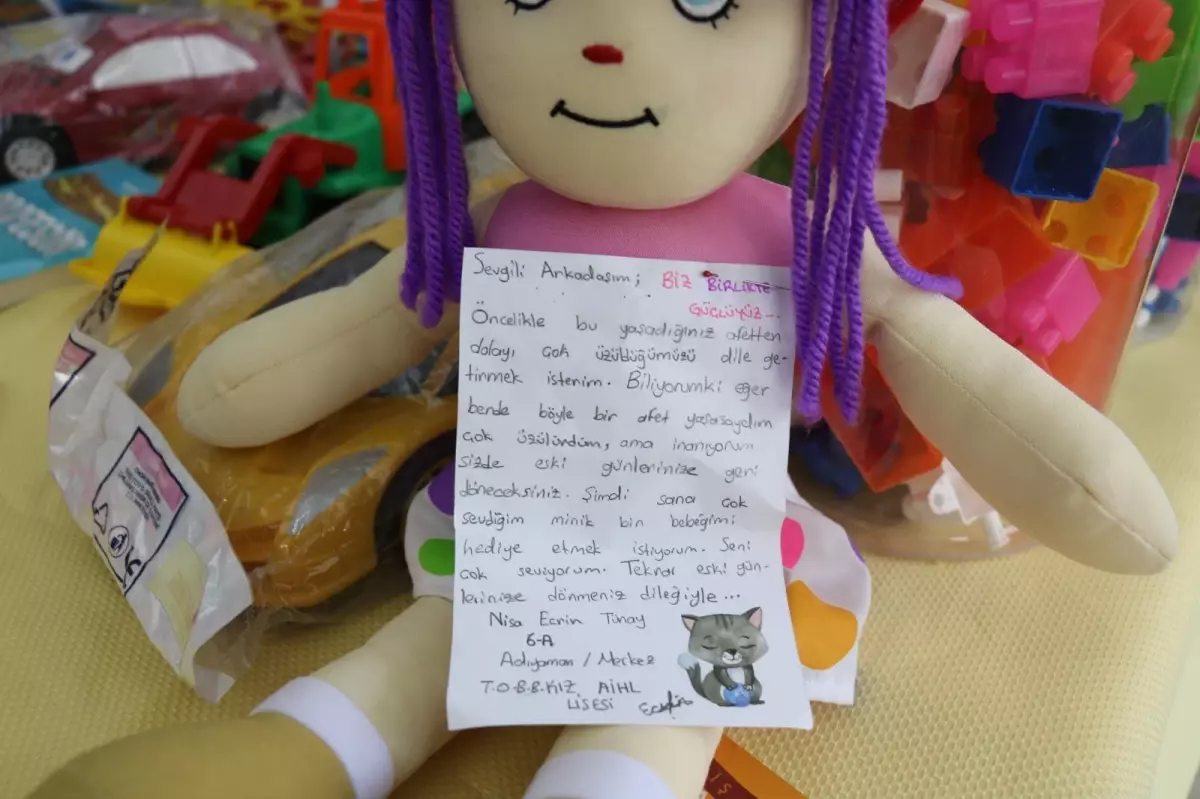 Adıyaman'da öğrenciler Manavgat'taki çocuklara oyuncak ve mektup gönderdi