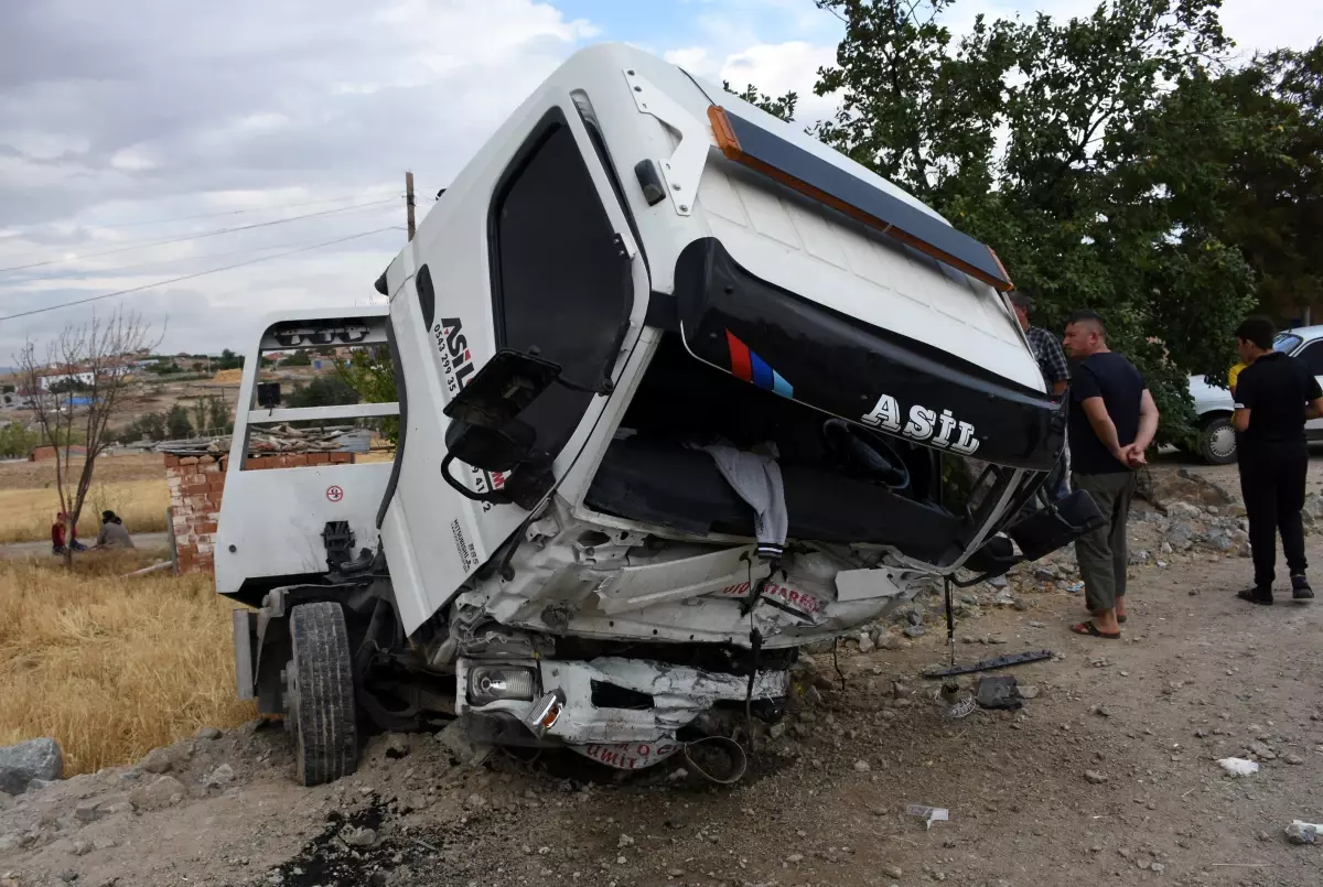 Trafik kazasında 2 kardeş öldü, 1 kişi yaralandı