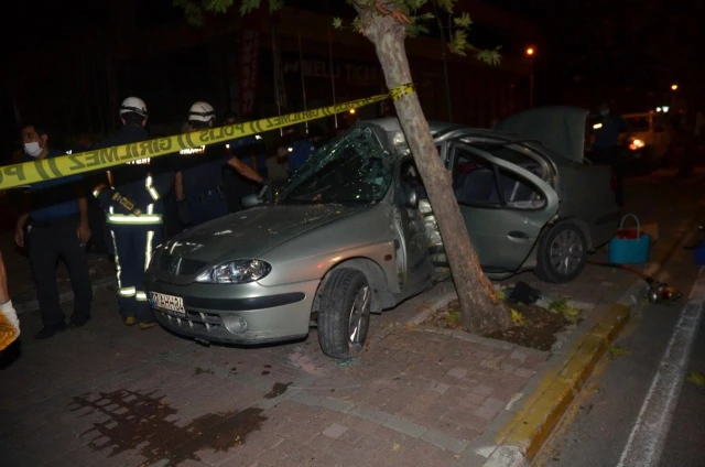 Antalya'da otomobil önce motosiklete sonra ağaca çarptı: 1 ölü, 5 yaralı