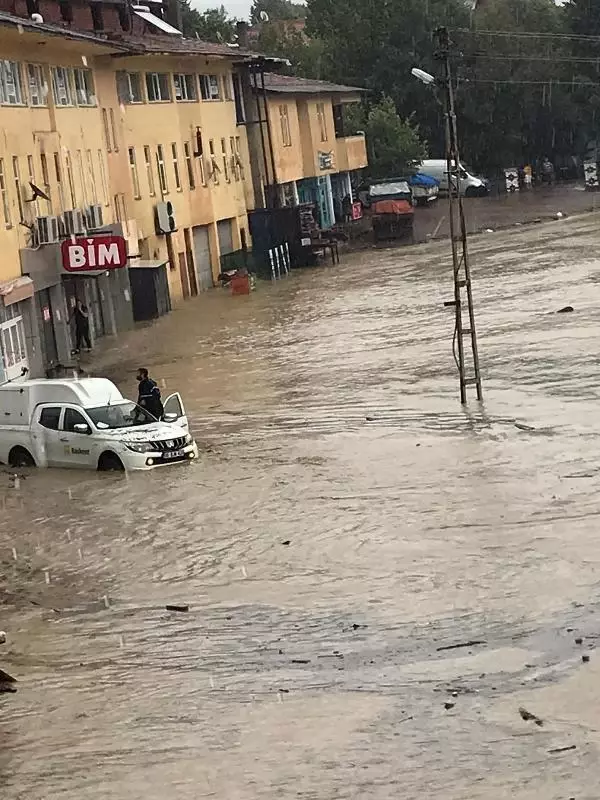 Son dakika haberleri... AZDAVAY'DA SAĞANAK SELE NEDEN OLDU; YOL ULAŞIMA KAPATILDI