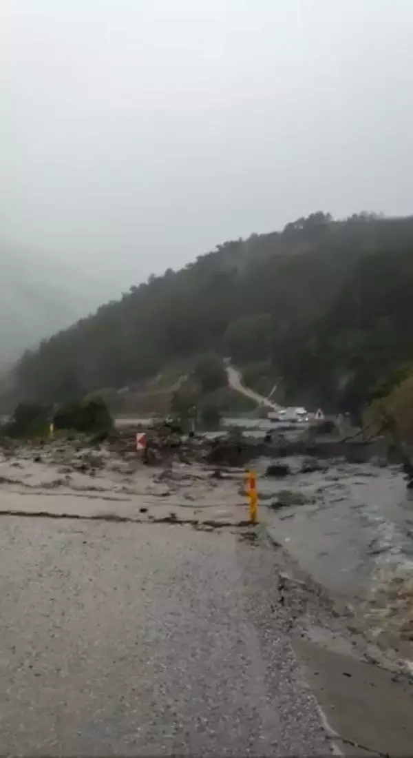 Son dakika haberleri... AZDAVAY'DA SAĞANAK SELE NEDEN OLDU; YOL ULAŞIMA KAPATILDI