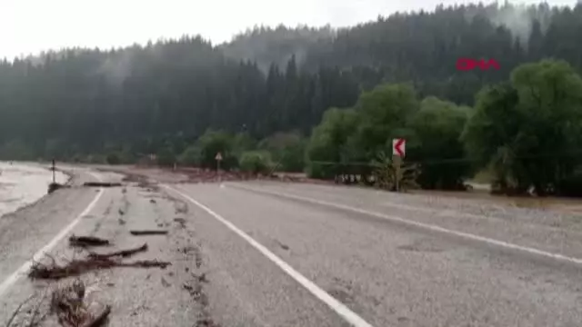 Son dakika haberleri... AZDAVAY'DA SAĞANAK SELE NEDEN OLDU; YOL ULAŞIMA KAPATILDI