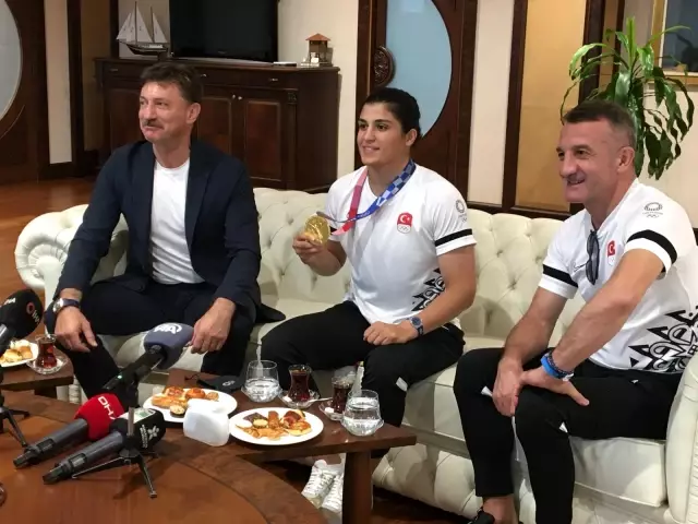 Busenaz Sürmeneli'den oyuncu Kerem Bürsin'in madalya eleştirisine cevap