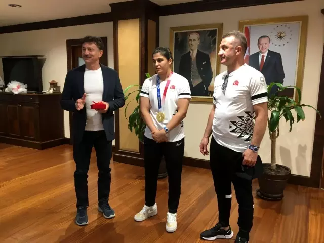 Busenaz Sürmeneli'den oyuncu Kerem Bürsin'in madalya eleştirisine cevap
