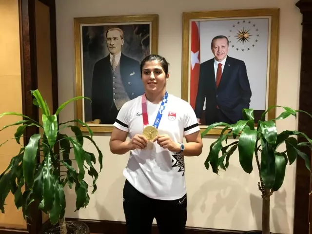 Busenaz Sürmeneli'den oyuncu Kerem Bürsin'in madalya eleştirisine cevap