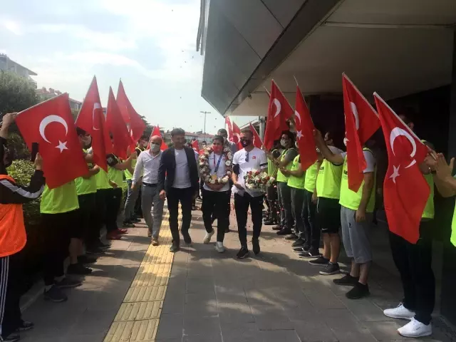 Busenaz Sürmeneli'den oyuncu Kerem Bürsin'in madalya eleştirisine cevap