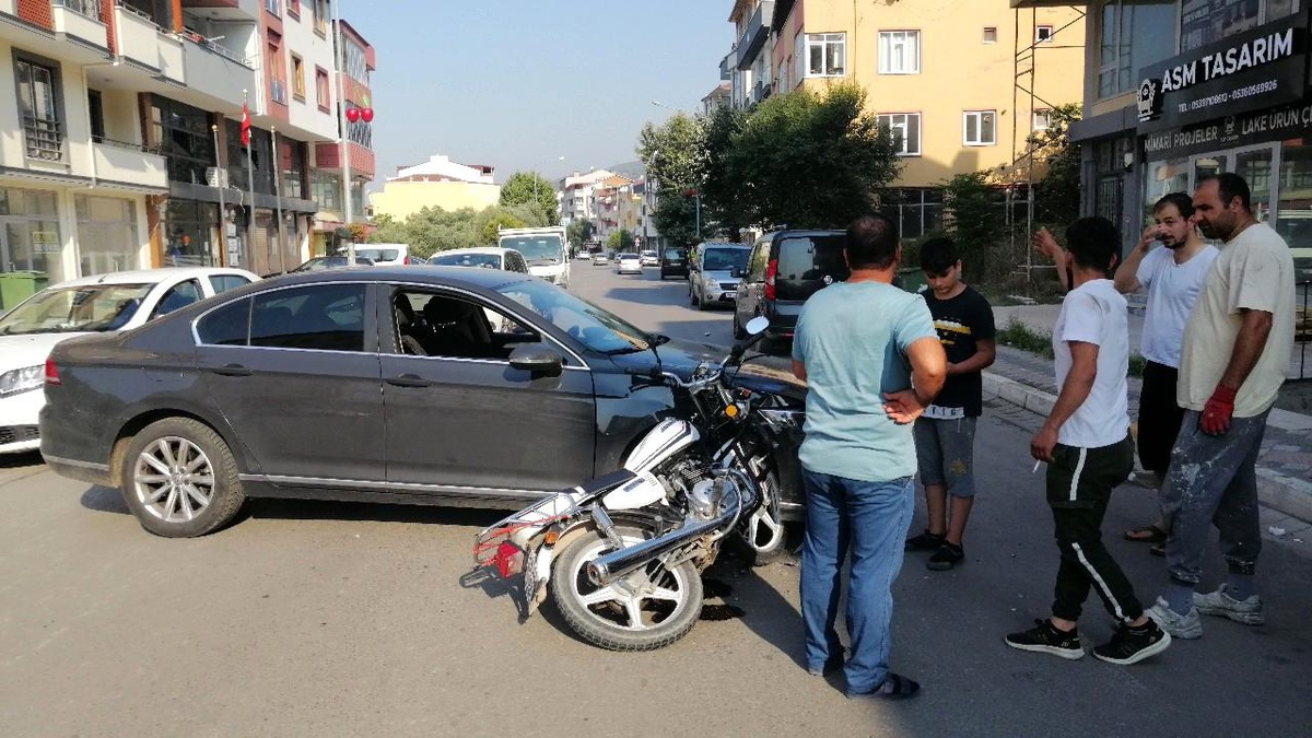 Çarptığı otomobilin üzerinden takla atan kasksız motosikletli yaralandı - Vimarsana News