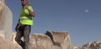 Dev kayaları bilek gücüyle kıran işçi ekmeğini 'taş'tan çıkarıyor