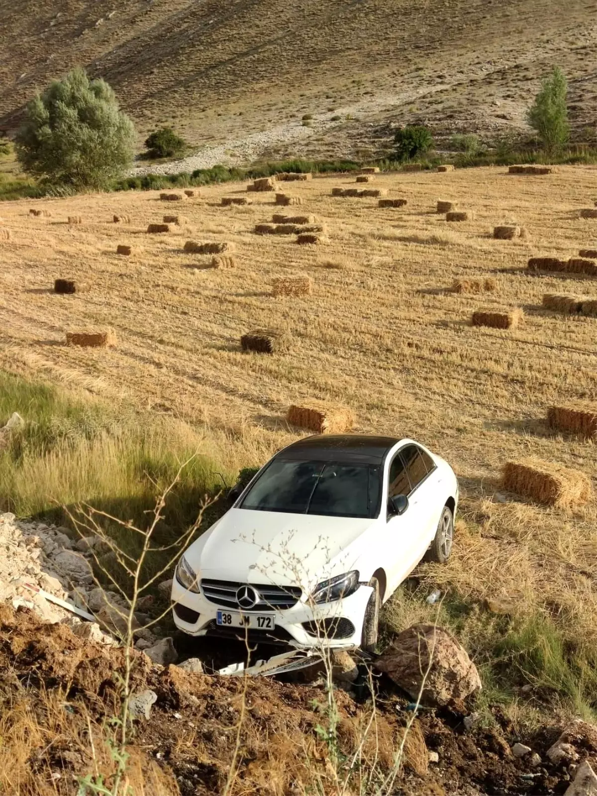 Direksiyon hakimiyetini kaybedip tarlaya uçtu 1 ağır 5 yaralı