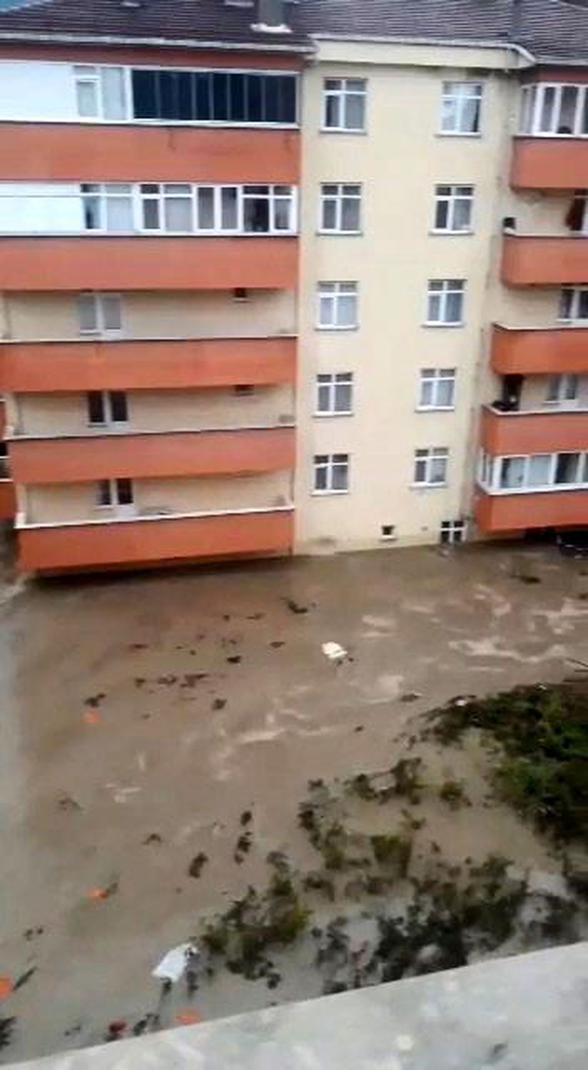 HES patladı ilçe sular altında kaldı: 1 ölü
