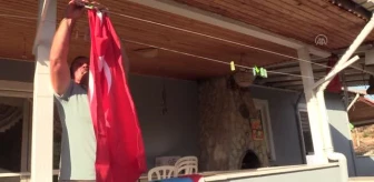 İbrahim Pala, Azerbaycan ekibince yanmaktan kurtarılan evine bu ülkenin bayrağını astı