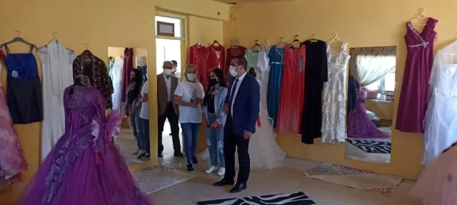 İzmirli hayırsever kadınlar maddi durumu zayıf çiftler için gelinlik ve damatlık mağazası açtı
