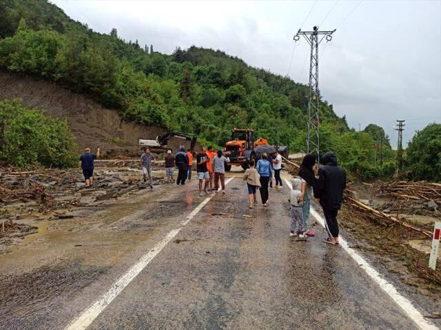 Karadeniz sele teslim! Sağanak yağış Bartın, Sinop, Samsun, Kastamonu ve Karabük'te hayatı felç etti