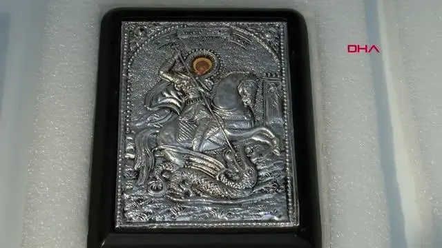 KİLİSELERDEN ÇALINAN 12 ESER'İ BARTHOLOMEOS'A TESLİM ETTİ -1