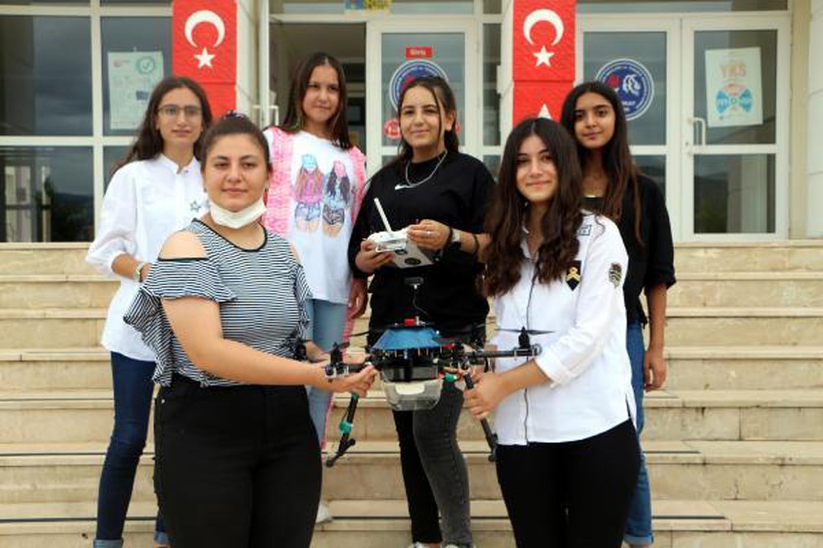 Kız meslek lisesinde, yangın müdahale dronu geliştirildi