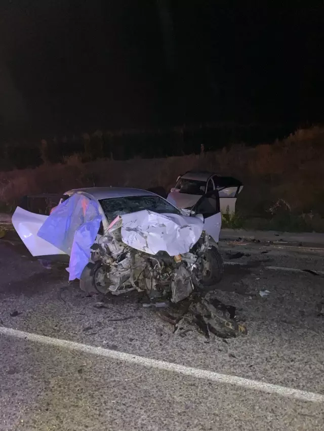Son dakika: Manisa'da otomobiller kafa kafaya çarpıştı: 1 ölü, 3 yaralı