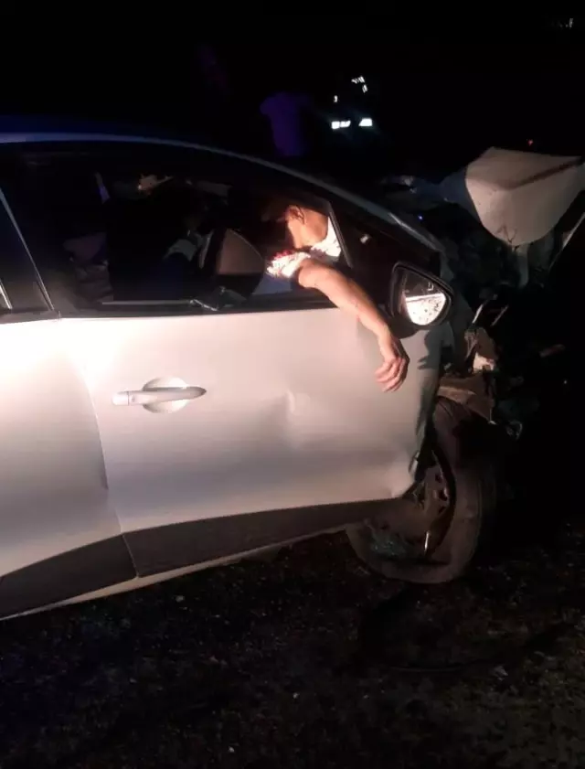 Son dakika: Manisa'da otomobiller kafa kafaya çarpıştı: 1 ölü, 3 yaralı