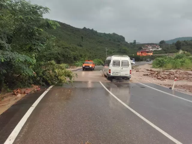 Ordu'da sağanak nedeniyle dere taştı, yol geçici olarak ulaşıma kapandı