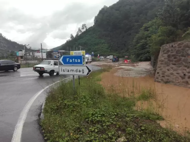 Ordu'da sağanak nedeniyle dere taştı, yol geçici olarak ulaşıma kapandı