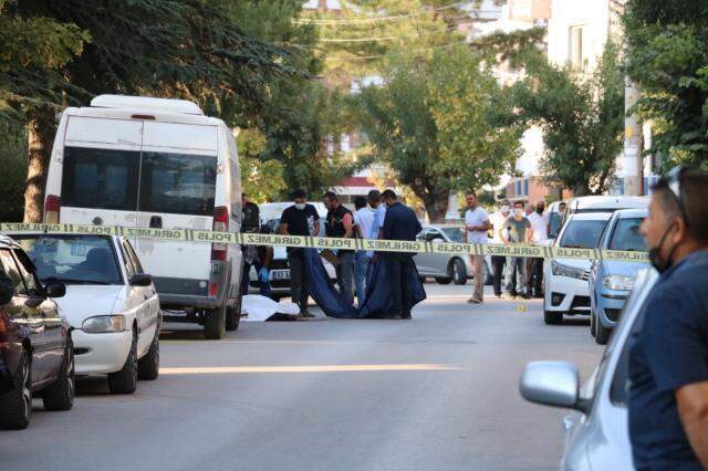 Polis memuru boşanma aşamasındaki eşi, kayınpederi ve kaynanasını öldürüp, intihar etti