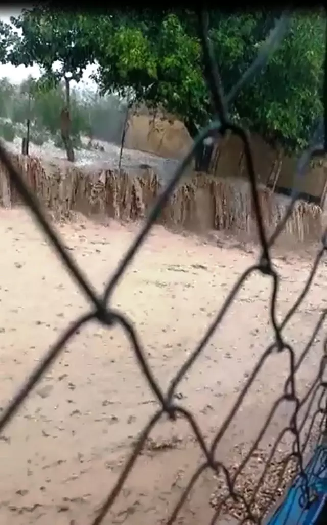 Şanlıurfa'da sel araçları sürükledi