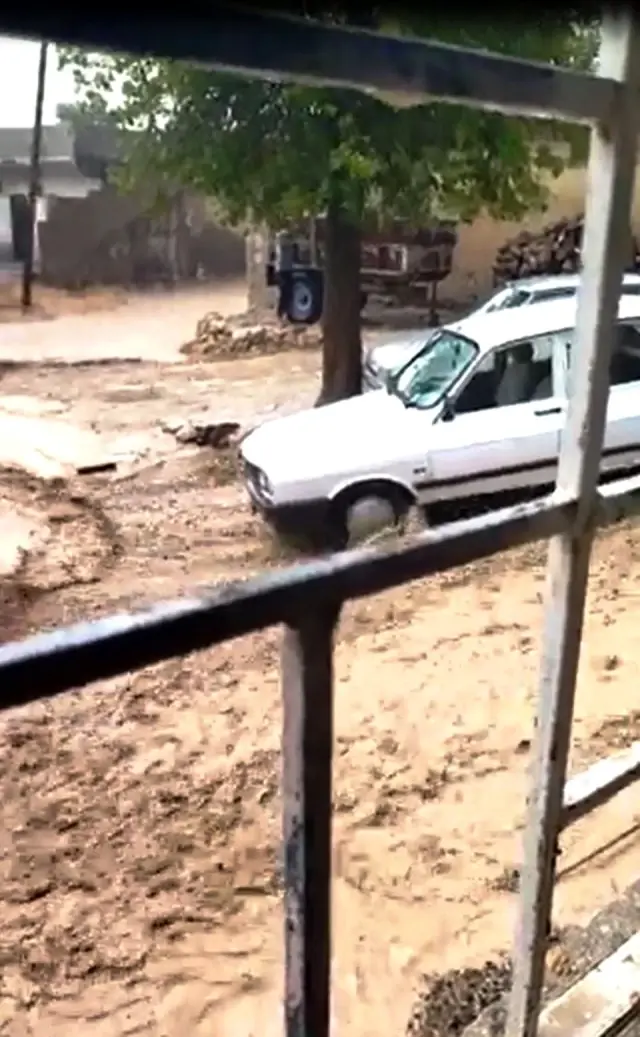 Şanlıurfa'da sel araçları sürükledi