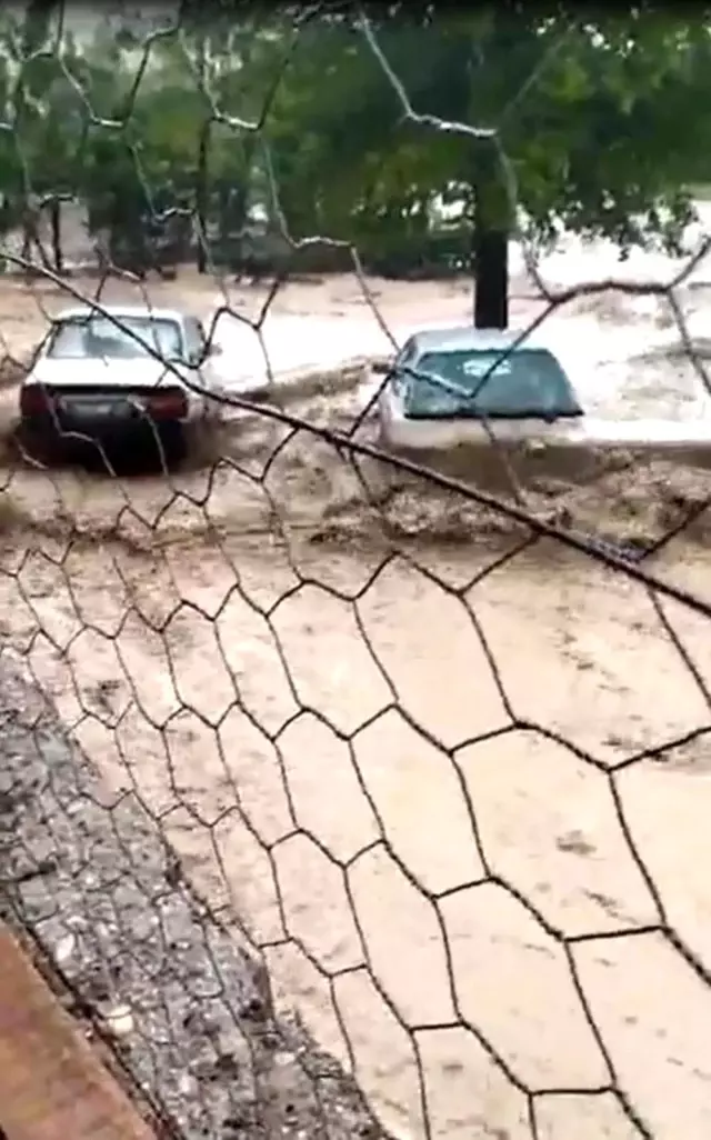 Şanlıurfa'da sel araçları sürükledi