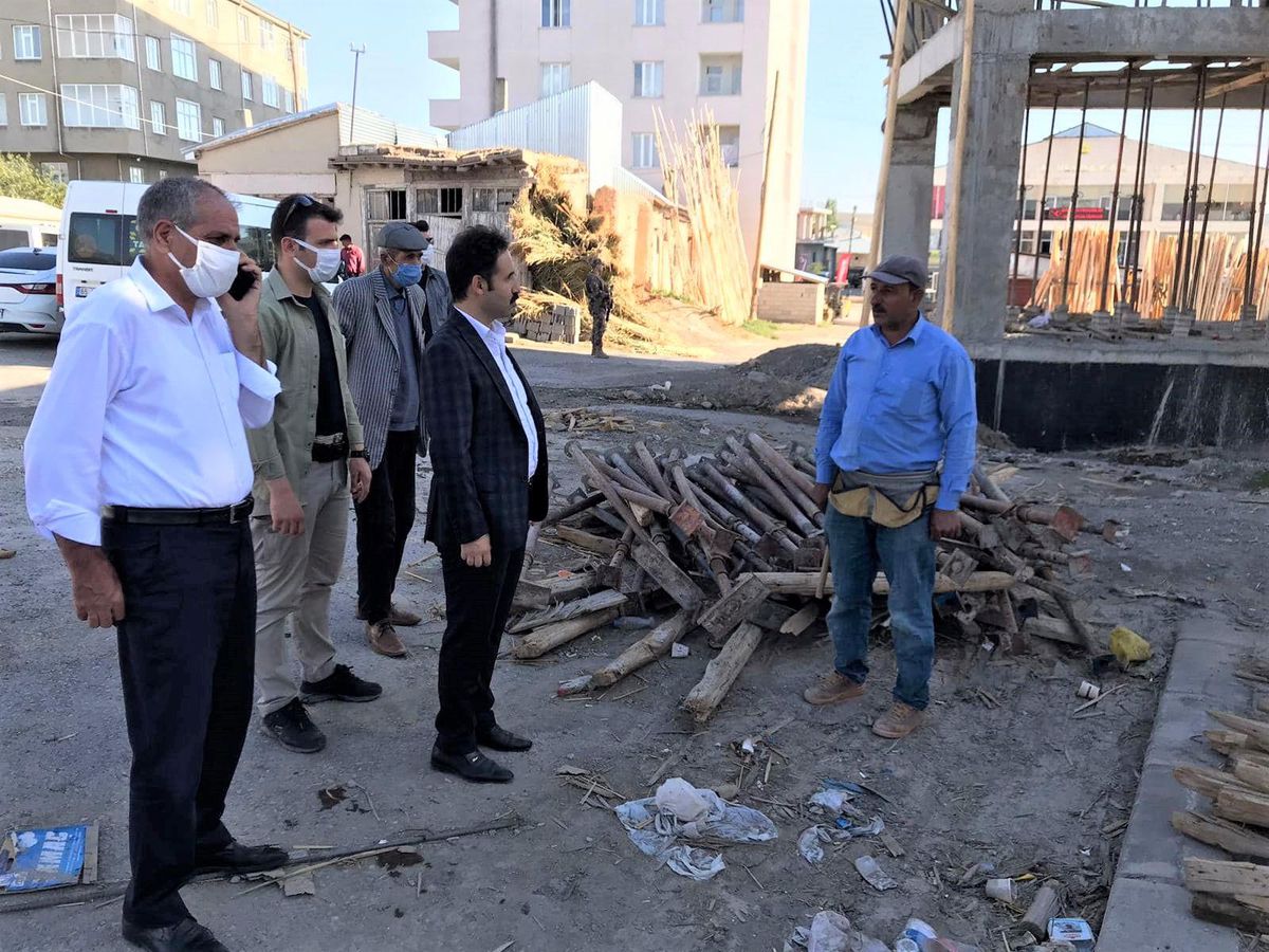 Saray'da Van evleri mimarisiyle yapılan 54 dükkanın inşaatı devam ediyor