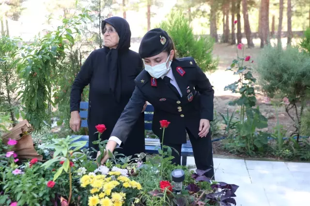 Son dakika haberi... Şehit başçavuş Ferhat Gedik'in mezarı başında Kuran-ı Kerim okundu
