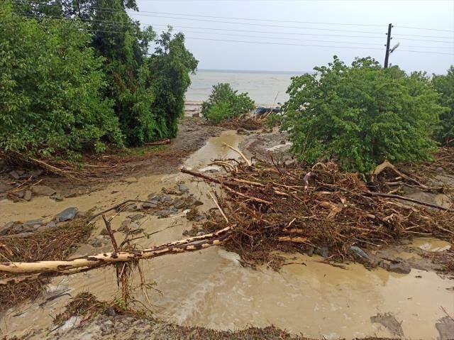 Selin vurduğu Sinop'ta manzara vahim! Ayak basacak yer kalmadı, araçlar sürüklendi Selin vurduğu Sinop'ta manzara vahim! Ayak basacak yer kalmadı, araçlar sürüklendi