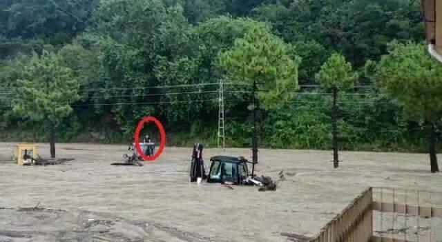 Sinop'ta bir ev sele kapılarak yıkıldı, çevredeki vatandaşlar çatılara çıkıp yardım istedi