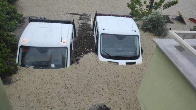 Sinop'ta bir ev sele kapılarak yıkıldı, çevredeki vatandaşlar çatılara çıkıp yardım istedi