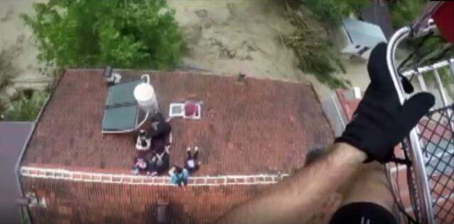 Sinop'taki selde çatıdan beyaz bayrak sallayarak yardım isteyen vatandaşlar helikopterle kurtarıldı