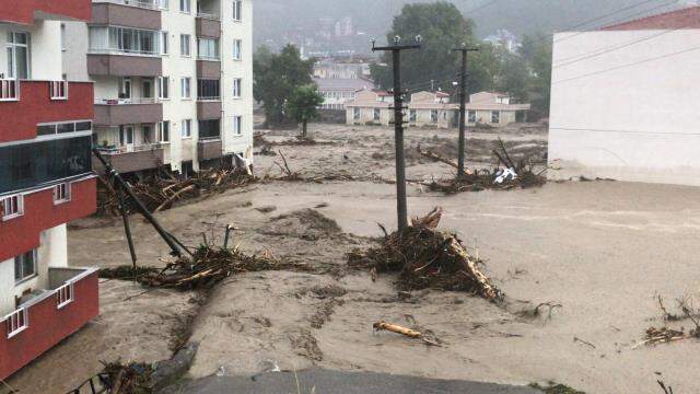 Son Dakika: İçişleri Bakanlığı'ndan selin vurduğu 3 ile uyarı: Güvenli bölgeleri terk etmeyin