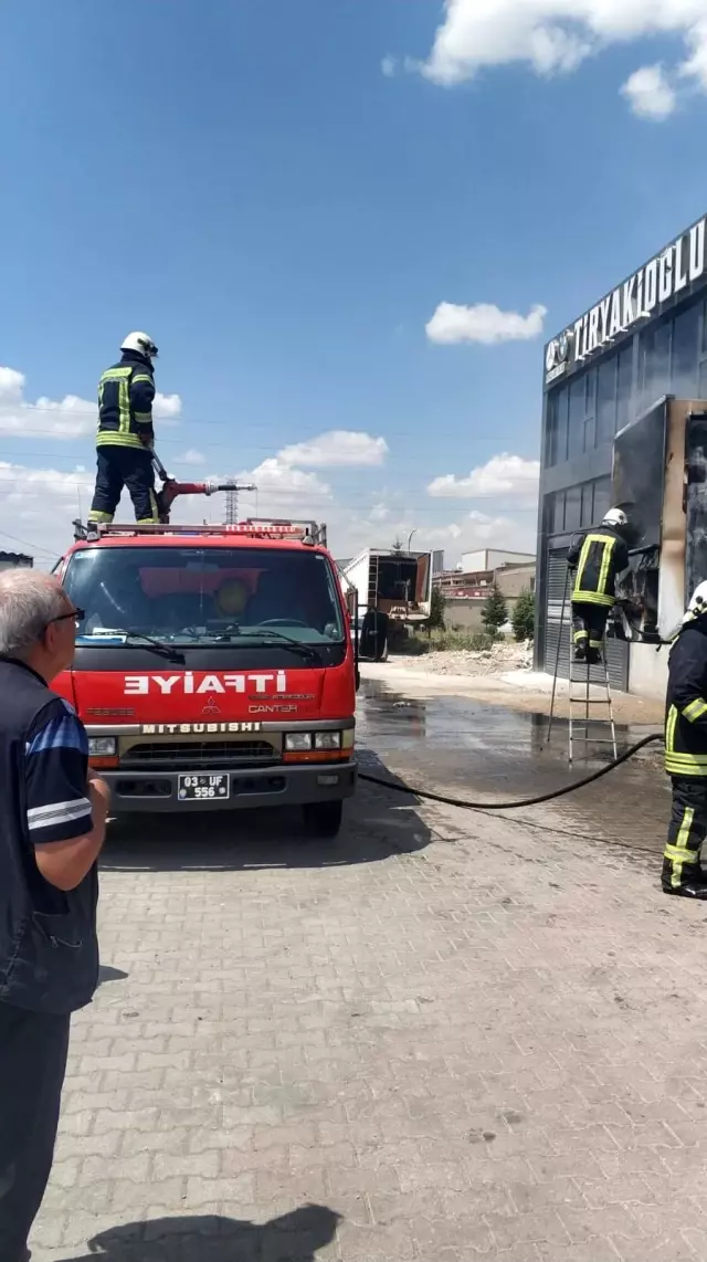 Son dakika haber! Tır dorsesinde çıkan yangını sanayi sitesi yangın söndürme ekibi söndürdü