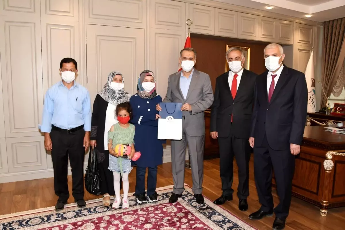 Vali Mahmut Çuhadar, YKS il birincisi Hatice Ünlü'yü ödüllendirdi