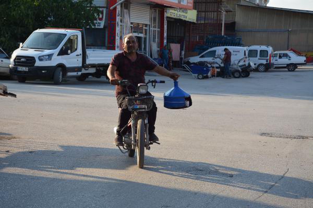 5 YILDIR MOTOSİKLETLE DÖKMEDEN ÇAY SERVİSİ YAPIYOR