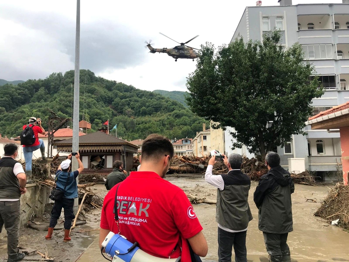 Son dakika... Arama Kurtarma ekipleri, yaşlı kadını selden botla kurtardı - Vimarsana News
